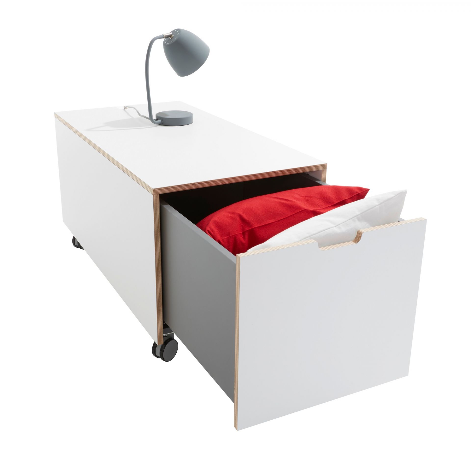 Weißer Bettkasten mit Schublade auf Rollen, gefüllt mit Kissen und Lampe. Möbel für Schlafzimmer.